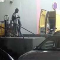 La Poste fait scandale avec cette vidéo d'un employé jetant des colis