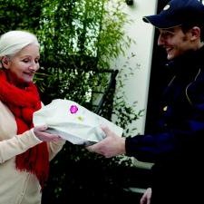 Des pharmaciens livrent avec la Poste des médicaments prescrits