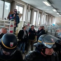 Neuilly : la police évacue le centre de distribution