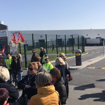 Villeneuve-d'Ascq Les salariés de Viapost manifestent leur inquiétude face aux menaces de fermeture de leur site