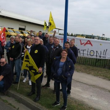 Des postiers en grève à la plate-forme de Dechy