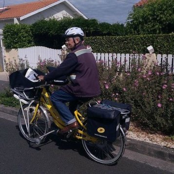 Des facteurs ralentissent leur distribution en respectant le code de la route