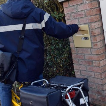 Un facteur monte sur le toit suite à un avertissement