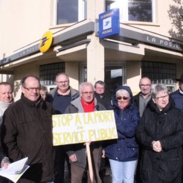 Ils manifestent contre la réduction des horaires de leur Poste