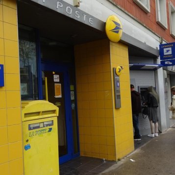 Pétition contre la fermeture de la poste des Halles