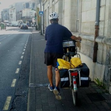 Bègles : les facteurs à vélo respectent le code de la route (et c'est pour protester !)