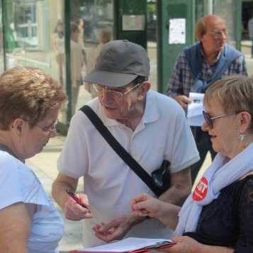 Ensemble, ils défendent les bureaux de Poste de Laval