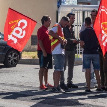 les postiers du centre courrier de Saint-Génis en grève illimitée