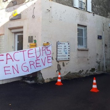 Les facteurs de Saint Chaptes, au nord de Nîmes, en lutte pour conserver le centre de distribution
