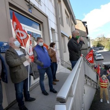 Les guichetiers de La Poste manifestent leur ras-le-bol à Tulle ce mardi