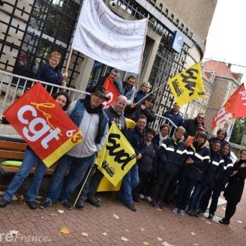 Les facteurs en grève ont manifesté devant le bureau de Poste