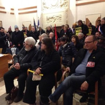 Une centaine de manifestants attendaient les élus