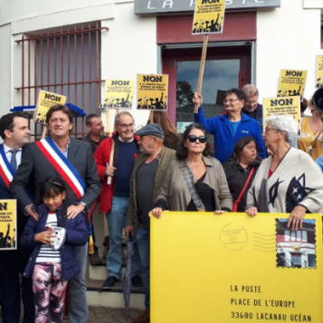 Lacanau-Océan : 150 manifestants contre la transformation du bureau de poste en relais