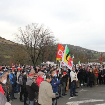 400 manifestants devant le centre courrier de La Poste à Aubin