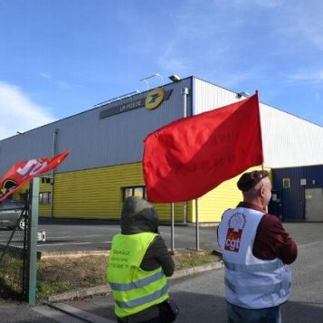 Situation toujours bloquée au centre de tri de La Poste à Yzeure