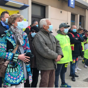 Habitants, élus et syndicats se mobilisent place Saint-Ruf à Avignon pour sauver leur bureau de poste