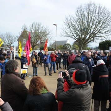 300 personnes contre la fermeture de la Poste de Trégastel