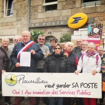 Ploumilliau - Un mur de colis devant la poste fermée