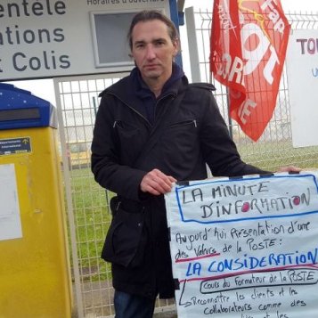 Il campe devant La Poste pour réclamer un CDI