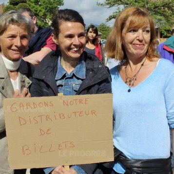 Grézieu-la-Varenne : près de 200 manifestants s'opposent à la fermeture de la Poste !