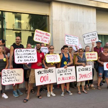 Les facteurs des Alpes-Maritimes ont manifesté à Menton pour soutenir leurs collègues de Roquebrune-Cap-Martin en grève depuis 19 jours