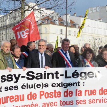 élus et syndicats à Bercy contre les fermetures de bureaux de poste