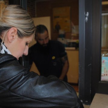La poste, un temps menacée, sauvée par l'arrivée d'un facteur-guichetier