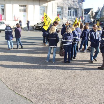 Les facteurs en grève manifestent à Loudéac