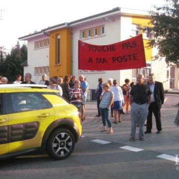 Un rassemblement contre la fermeture de la poste