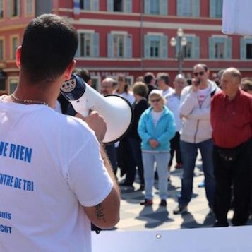 Les opposants à la fermeture du centre de tri ont déposé une pétition à la mairie