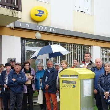Réunis devant La Poste
