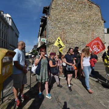 Les facteurs de Tulle en grève. Rencontre avec le député.