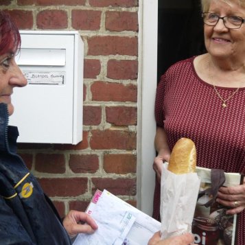 La Poste apporte la baguette avec le courrier