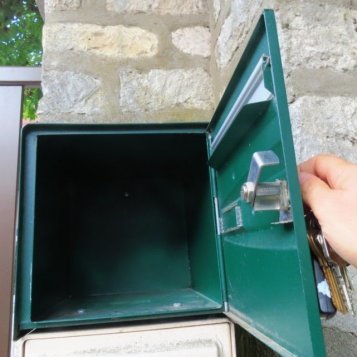 À La Poste, le courrier non trié s'accumule