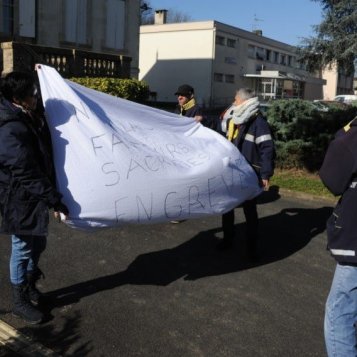 Les agents de La Poste en grève tractent sur les marchés de Langon et de La Réole