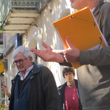 Le conseil municipal se tient devant la poste