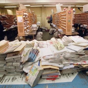 Des guichetières braquées accusent la Poste de négligence