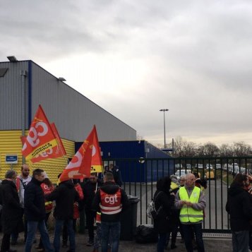 Moulins : le centre de tri de la Poste d'Yzeure bloqué par des manifestants