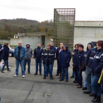 Manifestation des postiers devant la plate-forme de La Poste à Fécamp