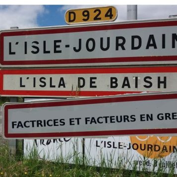 Les facteurs et agents du centre courrier de l'Isle-Jourdain en grève