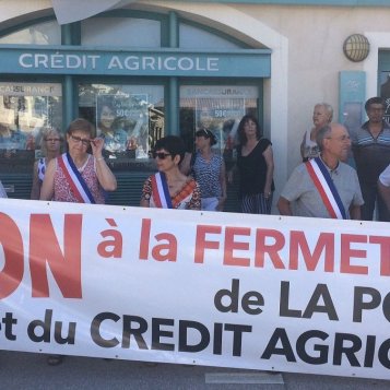 mobilisation contre la fermeture de la poste et de la banque