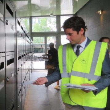 Boulogne : le député Gabriel Attal distribue le courrier pour soutenir les « facteurs qui font le job »