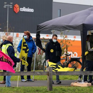 Une vingtaine de salariés mobilisés contre les conditions de travail à la plateforme Colissimo de Douvrin