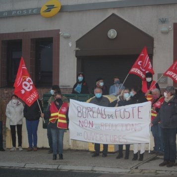 Des manifestants refusent le projet de La Poste à Renazé