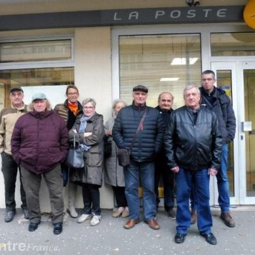 Les usagers se mobilisent contre la fermeture du bureau de poste de la place de l'Europe à Rambouillet